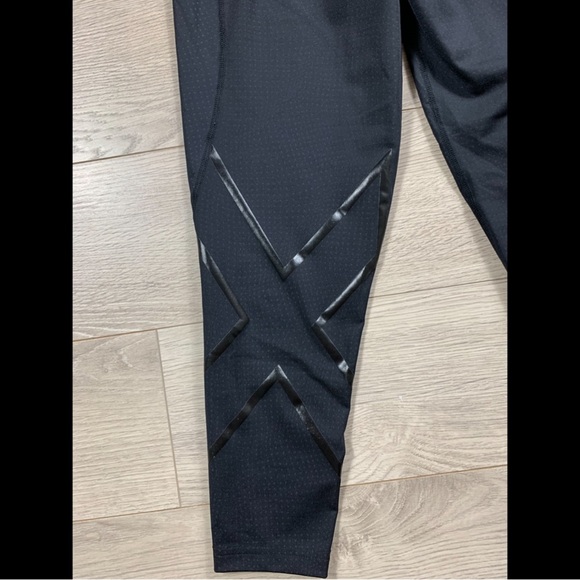 2XU Ignition Black Dotted Compression 7/8 Leggings - Picture 8 of 14